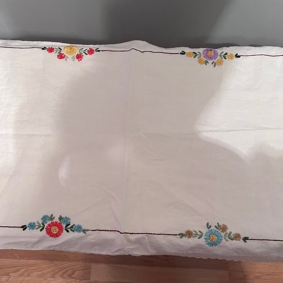 Vintage Hand Embroidered Table Runner Basket of Flowers Design - Picture 4 of 9